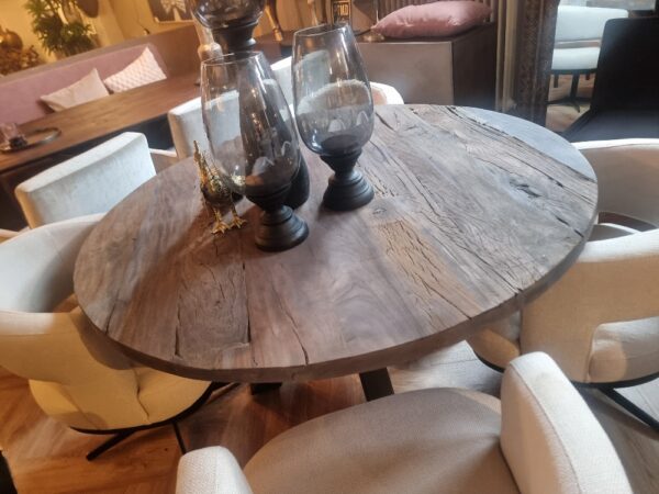 Eettafel in oud hout